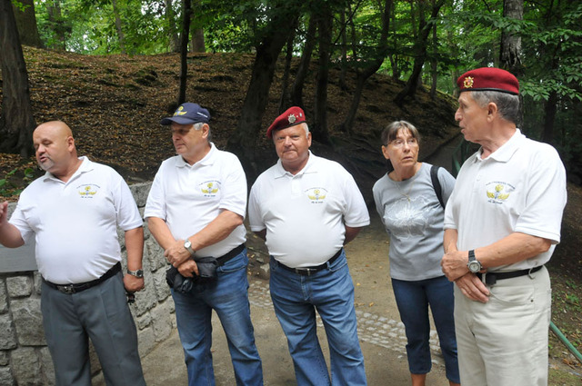 Slavnostního otevření pietního místa se zúčastnili zástupci klubu výsadkových veteránů, bez nichž se neobejde žádná významná událost v Jindřichově Hradci - vpravo předseda klubu pplk. Petr Čejka