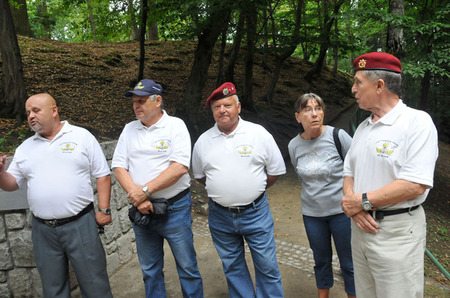 Slavnostního otevření pietního místa se zúčastnili zástupci klubu výsadkových veteránů, bez nichž se neobejde žádná významná událost v Jindřichově Hradci - vpravo předseda klubu pplk. Petr Čejka