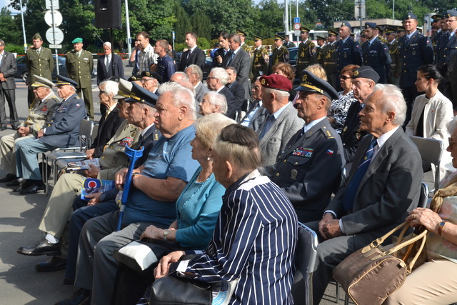 Zahájení výstavy se zúčastnila řada významných hostů, včetně válečných veteránů