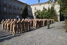  Plukovník Švejda vojákům přiblížil také jednotlivé fáze operace Resolute Support