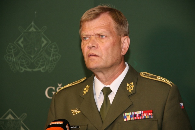 Náčelník GŠ AČR generálporučík Josef Bečvář na tiskové koferenci