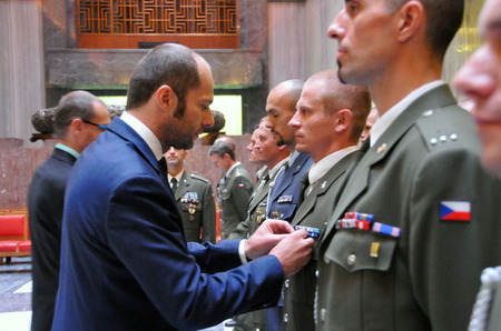 Na pražském Vítkově převzali vojáci ocenění za úspěšné splnění úkolů v zahraničních misích 