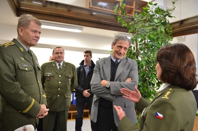 Generálporučík Josef Bečvář (vlevo), ministr obrany Martin Stropnický (uprostřed) v rozhovoru s plukovnicí Lenkou Šmerdovou , náčelnicí odboru doplňování personálu Agentury personalistiky AČR
