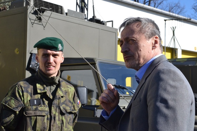 Ministr obrany Martin Stropnický při prohlídce výzbroje a výstroje 53. pPzEB v Opavě