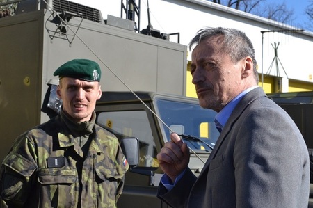 Ministr Martin Stropnický u vojáků v Opavě a ve Štěpánově