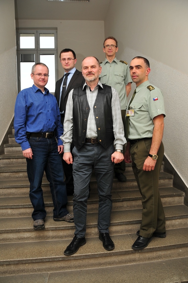 Tým vědců z UO zleva doc. Juraj Hub, Ing. Martin Rydlo, doc. Jan Komenda, pplk. Roman Vítek a pplk. Luděk Jedlička