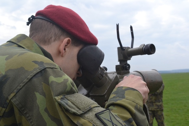 Instruktor kontroluje výsadkáře při seskocích z letounu