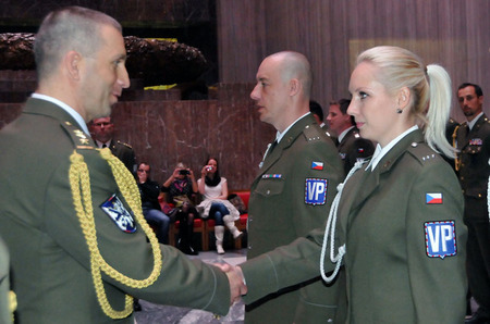 Služební průkaz převzala z rukou náčelníka Vojenské policie také nová vojenská policistka četařka Klára Lejnarová