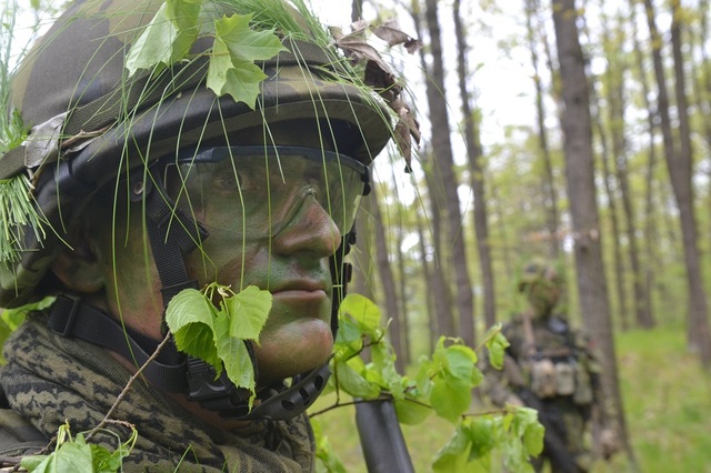 Maskování obličeje patří k základním doplňkům vojáka bojové jednotky