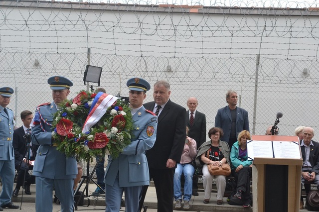 Památku doktorky Milady Horákové uctil náměstek pro řízení sekce dozoru a kontroly MO Antonín Rada