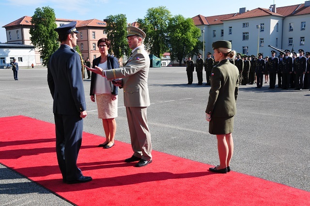Brigádní generál Bohuslav Přikryl pasuje poručíka Ondřeje Macha