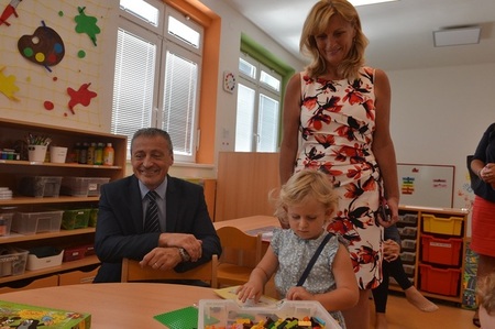 Ministr obrany Martin Stropnický (vlevo) a náměstkyně ÚVN Lenka Gutová při slavnostním zahájení mateřské školky „Střešovanka“