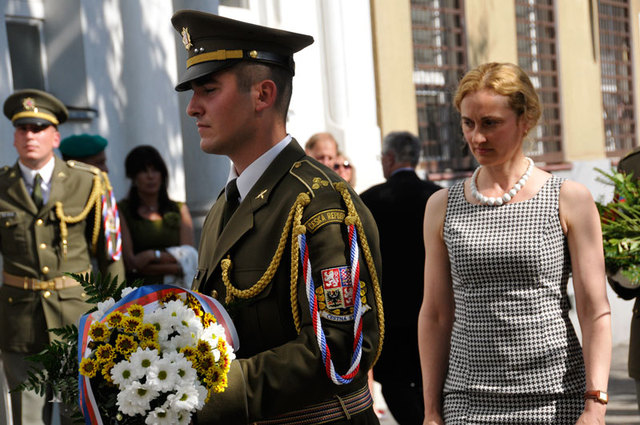 Smuteční kytici položila i vnučka generála i. m. Josefa Mašína Sandra Mašínová