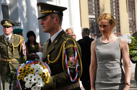 Smuteční kytici položila i vnučka generála i. m. Josefa Mašína Sandra Mašínová