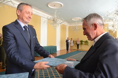 Ministr obrany předává účastníkům 3. odboje ocenění za účast v odboji a odporu proti komunismu