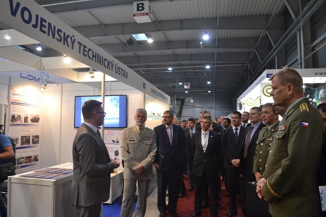 Hosté si prohlédli stánky českých i zahraničních firem, zde ředitel Jiří Protiva prezentuje Vojenský technický ústav, s. p.