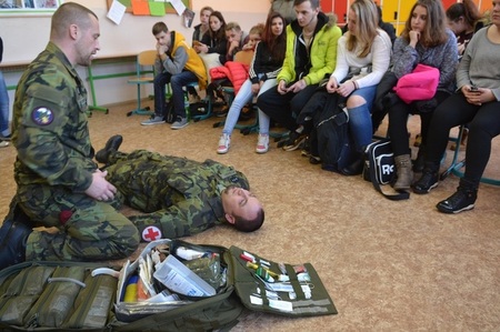 Rotný Michal Doubek názorně studentům ukazuje postup, jak poskytnout první pomoc