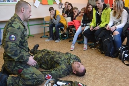 Vojáci 4. brigády rychlého nasazení zaujali studenty střední školy v Sokolově