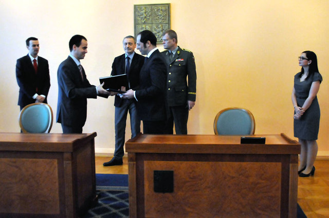 Smlouvu za společnost SVOS Přelouč na pořízení čtyř bojových vozidel speciálních sil podepsal její jednatel Jan Černý