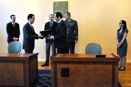 Smlouvu za společnost SVOS Přelouč na pořízení čtyř bojových vozidel speciálních sil podepsal její jednatel Jan Černý