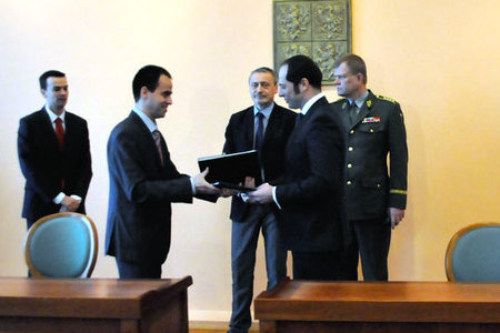 Ministerstvo obrany podepsalo smlouvy za téměř 3,5 mld. Kč