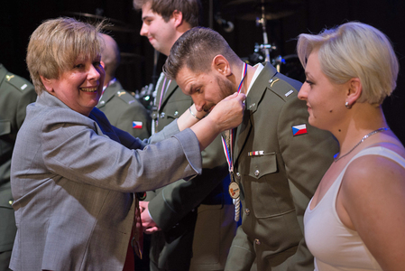 Dekorování kapitána vítězného týmu