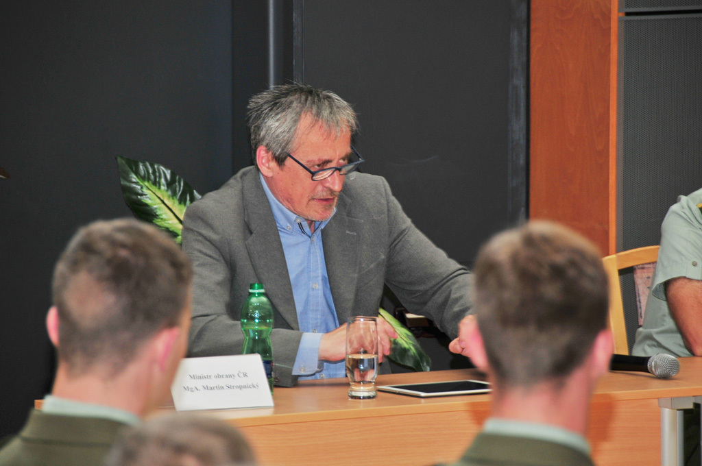 Ministr obrany Martin Stropnický beseduje se studenty