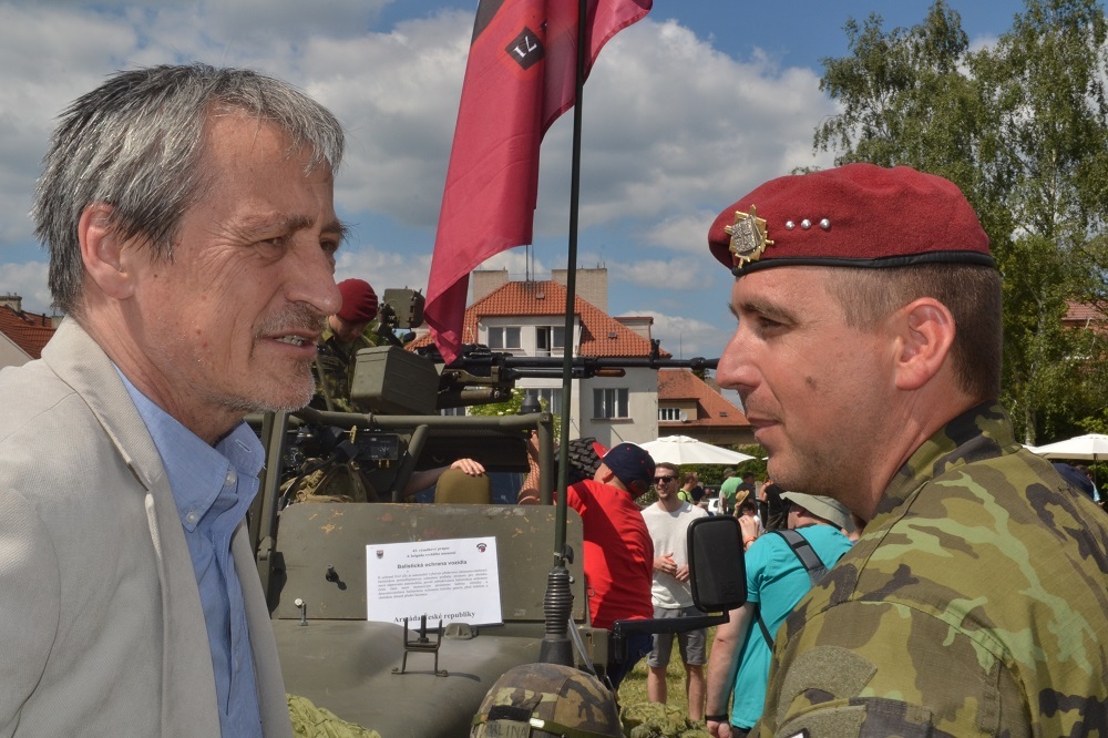 Ministr obrany Martin Stropnický se u vojáků zajímal o to, jaké otázky od dětí nejčastější dostávají