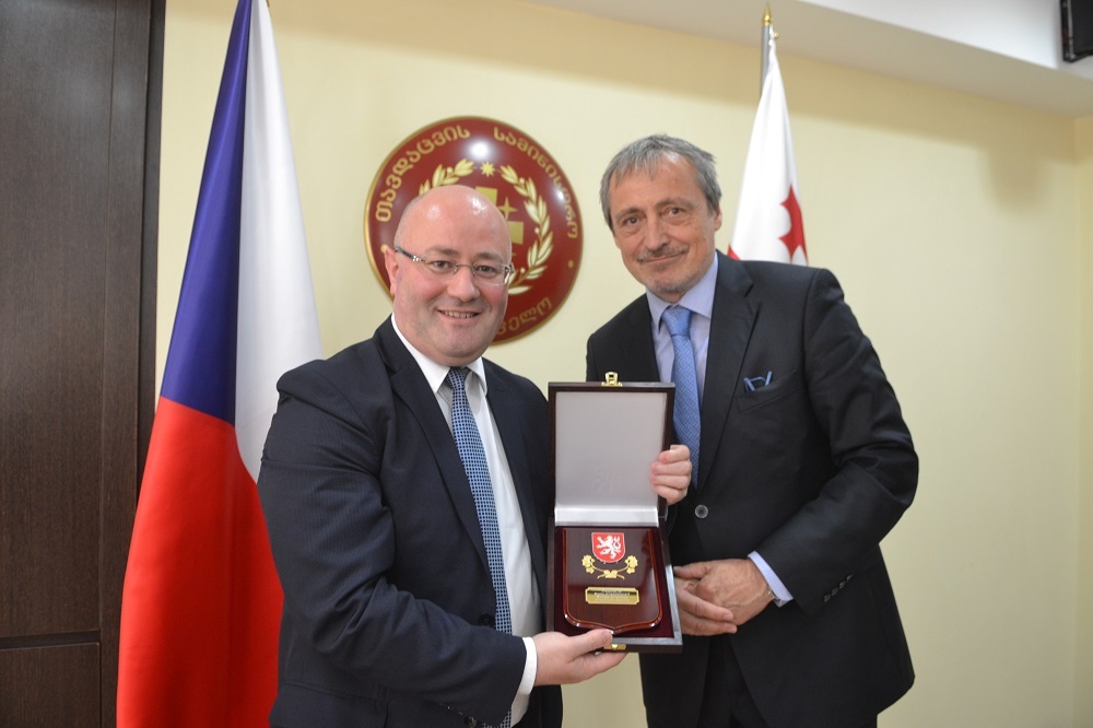 Martin Stropnický daroval gruzínskému protějšku plaketu s českým znakem