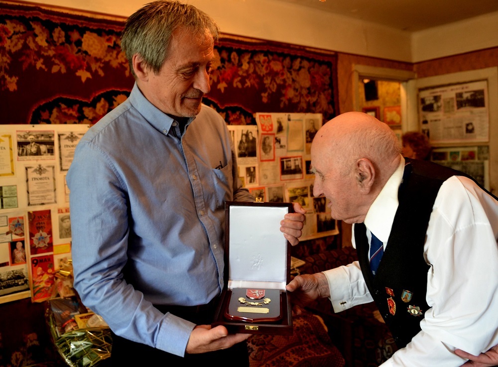 Při své návštěvě předal ministr Stropnický panu Iraklimu Kandarelimu plaketu ministra obrany