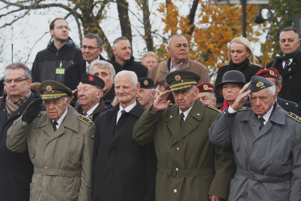 Slavnostní přehlídky se zúčastnili i váleční veteráni