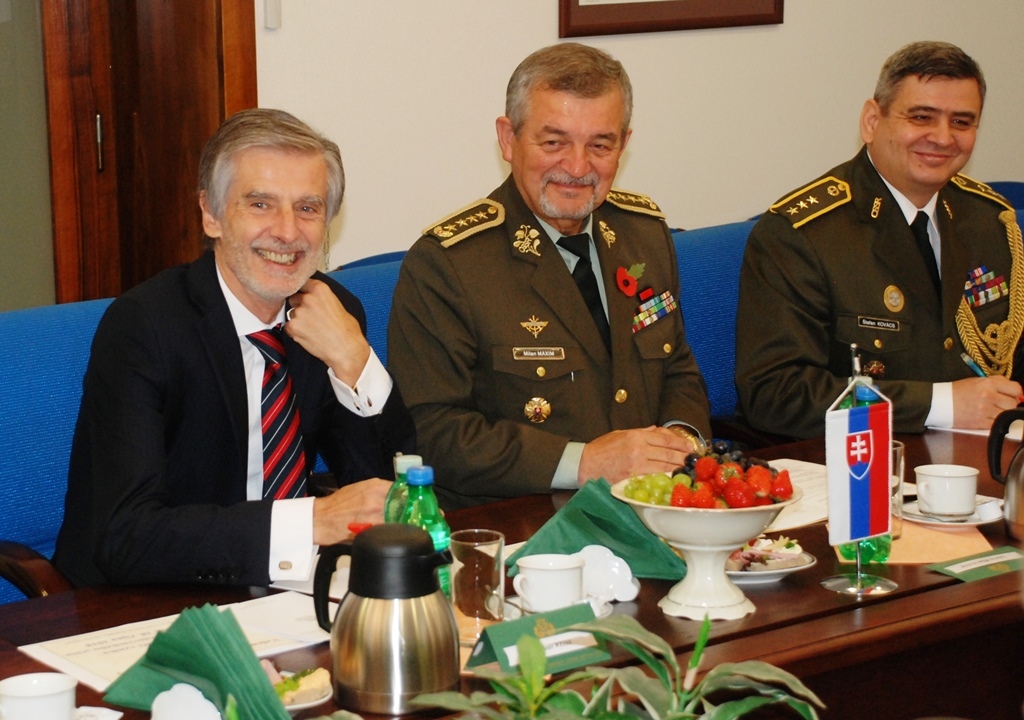 Jednání se zúčastnil velvyslanec Slovenské republiky v Praze Peter Weiss (vlevo)