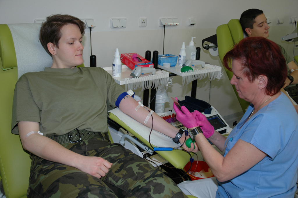 Svobodnice Sam Neubauer při odběru krve