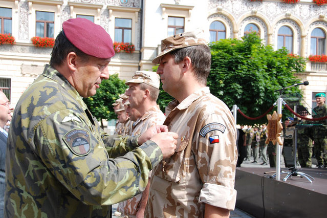 Předání vyznamenání (2)