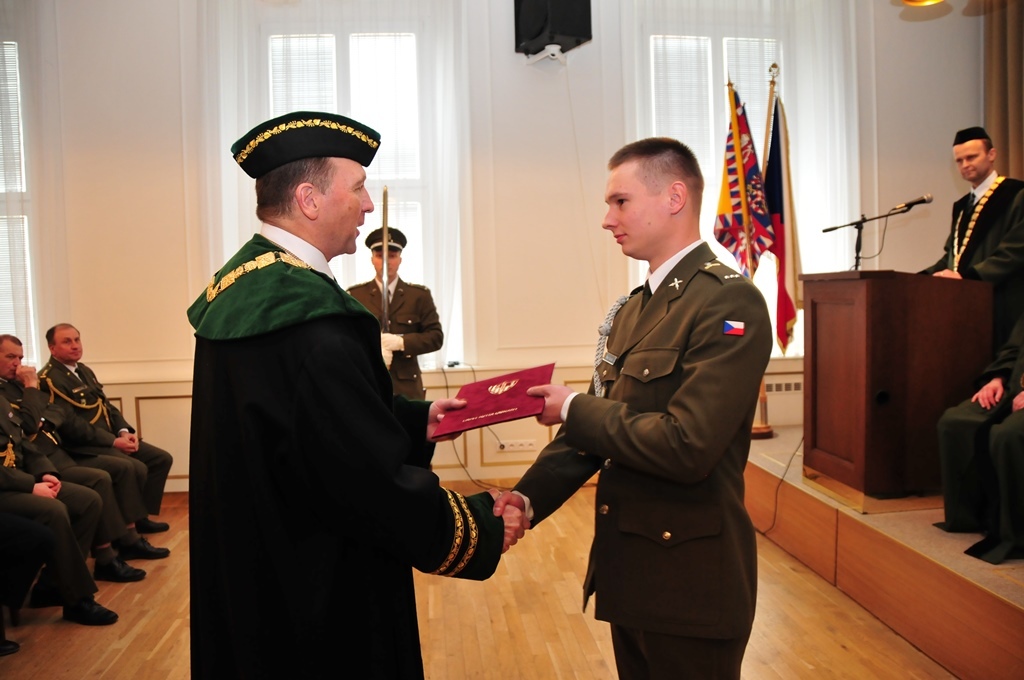 Četař Petr Šlajs přebírá ocenění za ostatní studenty podílející se na výuce