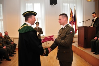 Četař Petr Šlajs přebírá ocenění za ostatní studenty podílející se na výuce