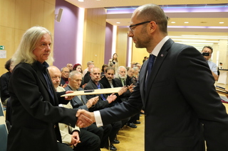Ocenění přebírá pan Leopold Vojtěchovský