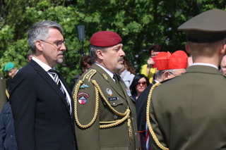 Oběti války uctili položením věnce představitelé resortu obrany Lubomír Metnar a armádní generál Aleš Opata