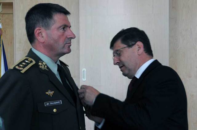 Generál Ján Salaganič přebírá ocenění od náměstka Františka Padělka