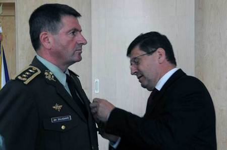 Generál Ján Salaganič přebírá ocenění od náměstka Františka Padělka