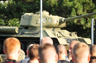 Nováčci procházejí kolem historické techniky