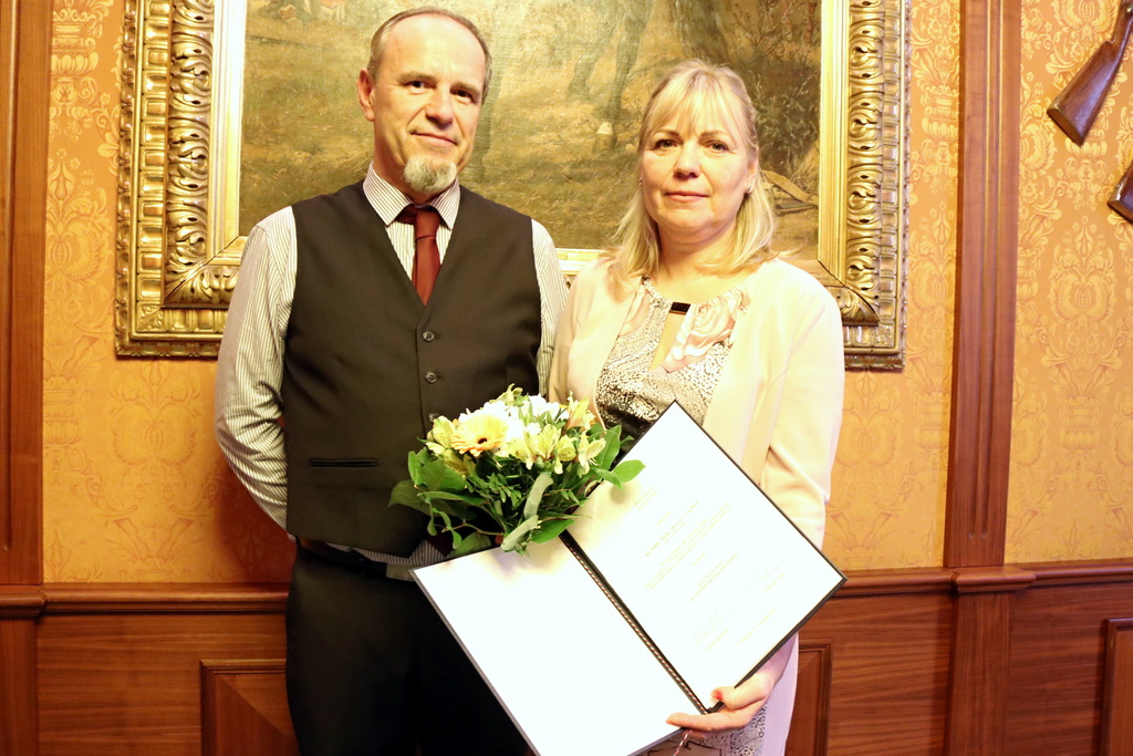 Profesorka Šárka Mayerová s manželem při slavnostním předání profesorského titulu