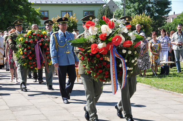 Věnec za Vojenskou kancelář prezidenta republiky položil plukovník Zdeněk Jakůbek