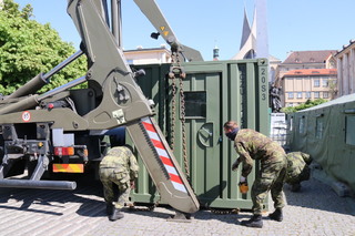 Usazení kontejneru musí klapnout na sto procent