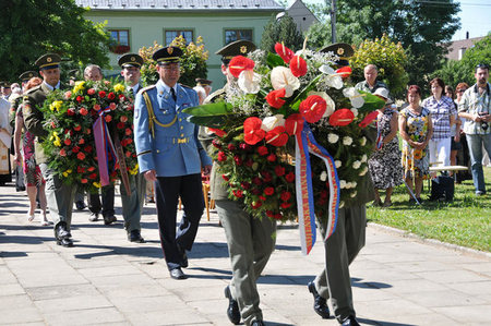 Věnec za Vojenskou kancelář prezidenta republiky položil plukovník Zdeněk Jakůbek