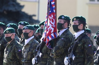 533. prapor bezpilotních systémů při slavnostním nástupu s novým bojovým praporem