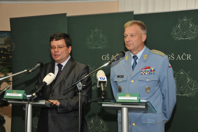 Z tiskové konference ministra Alexandra Vondry a generála Vlastimila Picka 