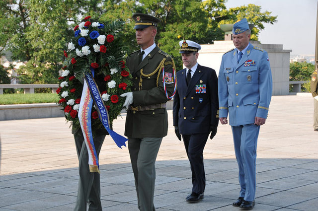 Smuteční věnec k památníku položili admirál Di Paola a generál Picek 1