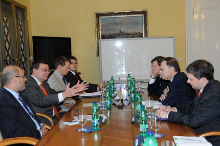 Při jednání s americkým náměstkem ministra obrany (2)