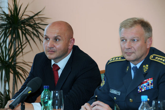 Podplukovník Pavel Bulant a náčelník Generálního štábu AČR armádní generál Vlastimil Picek